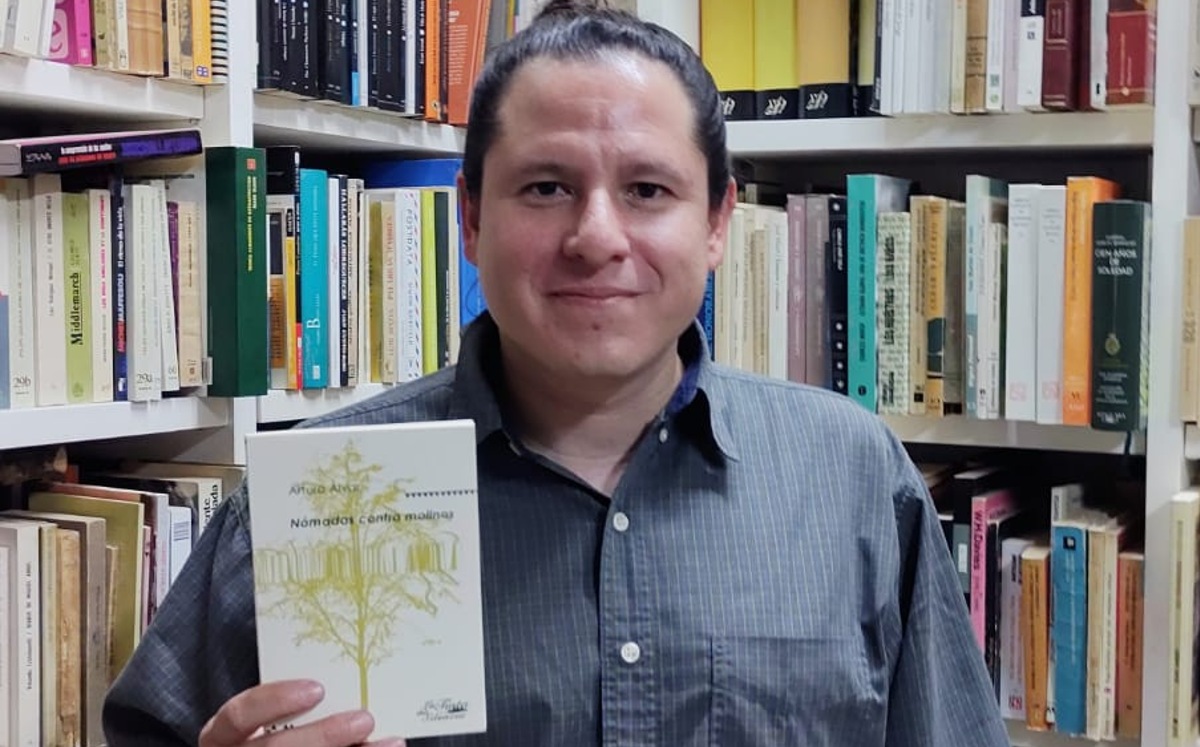 El poeta está promocionando su nuevo libro. (Especial)