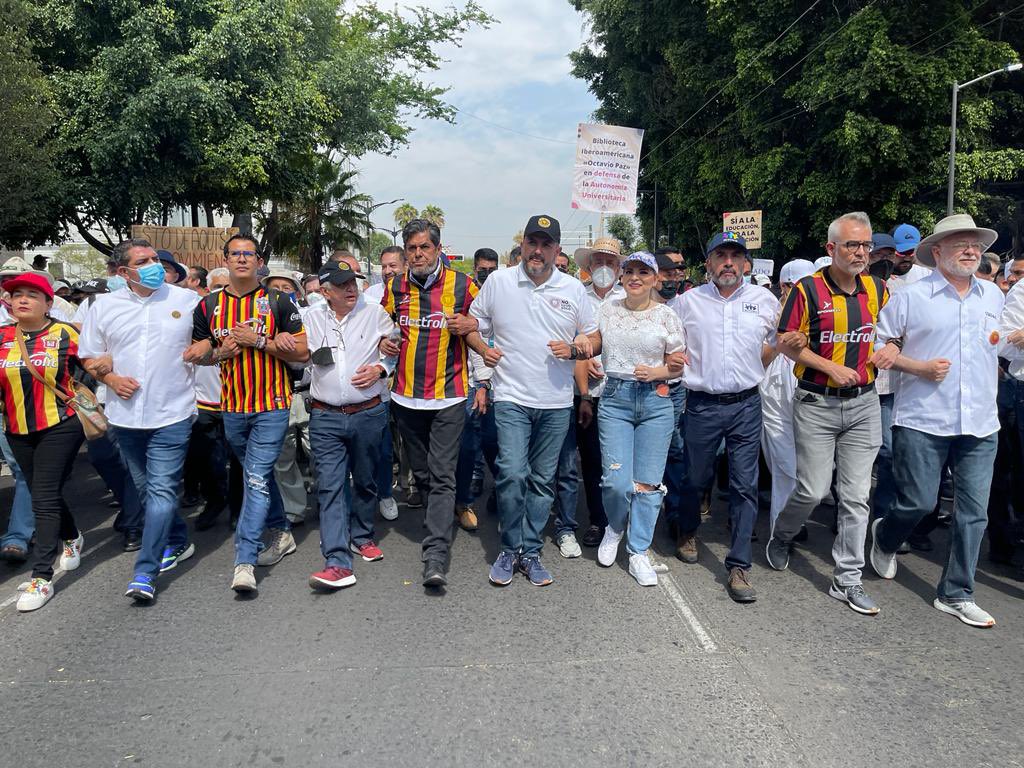 Los manifestantes avanzaron por avenida Vallarta, Juárez y Alcalde hasta llegar a Plaza Liberación. (Cortesía)
