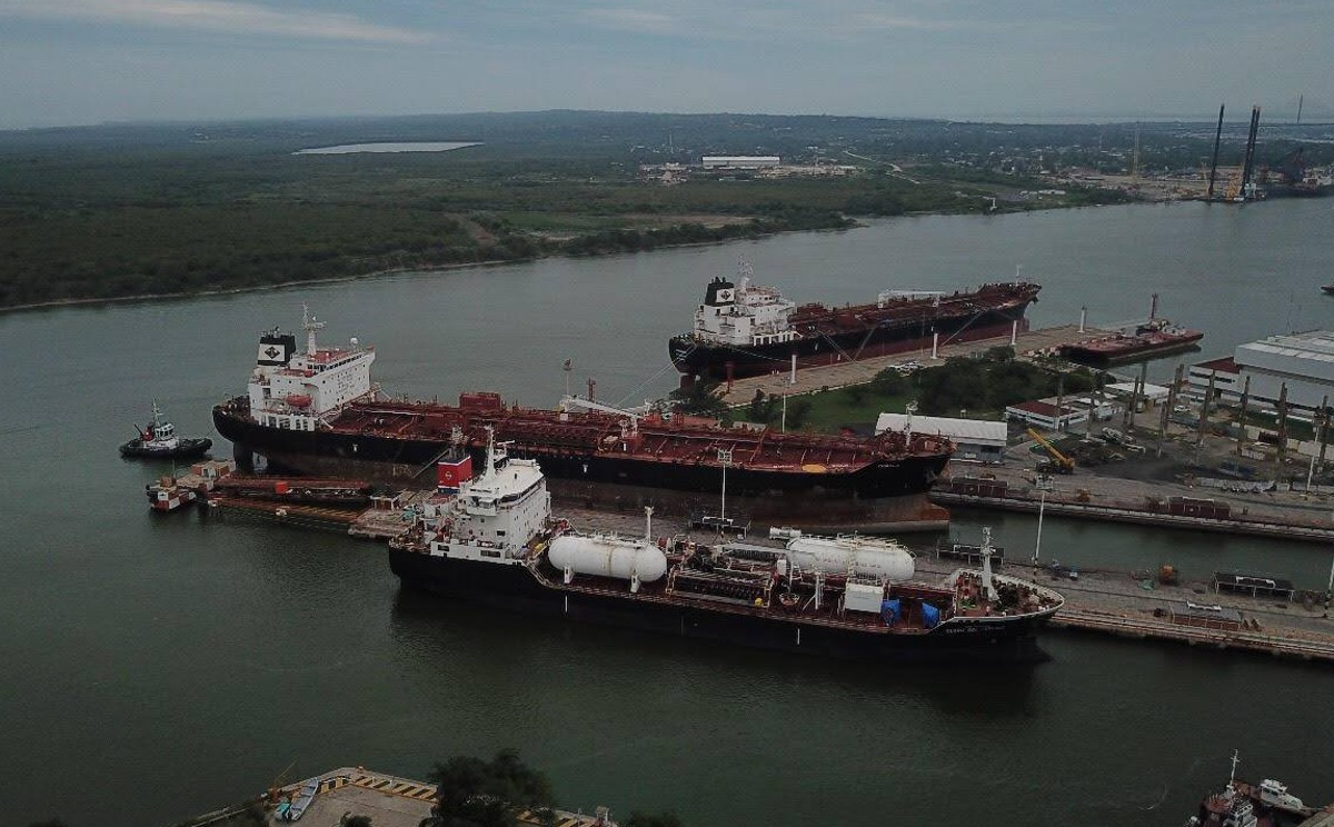 Movimiento en terminales de Pemex en el Puerto de Tampico.
