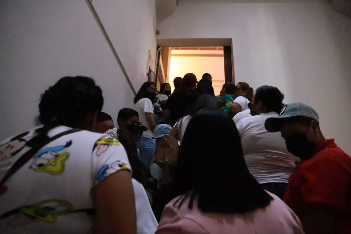 Padres de familia y alumnos de la Escuela "Miguel López" se manifestaron frente a Presidencia Municipal. | Rolando Riestra