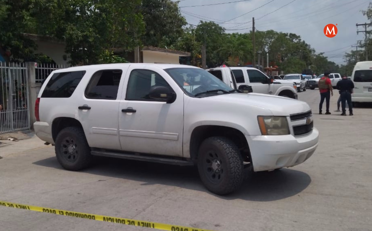 Policía de Tamaulipas hace revisión a camioneta. (Julio Martínez)