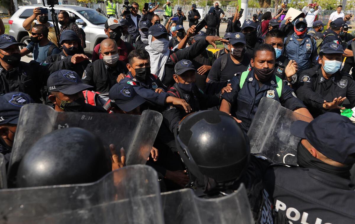 Los policías han usado la fuerza desmedida y han dejado a personas sin vida (EFE)