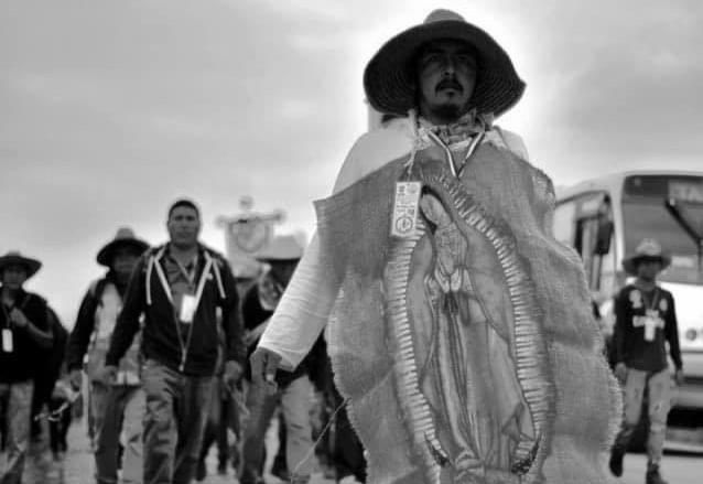 Procesión cruza por Tepeji del Río en su trayecto hacia la Basílica. (Francisco Villeda).