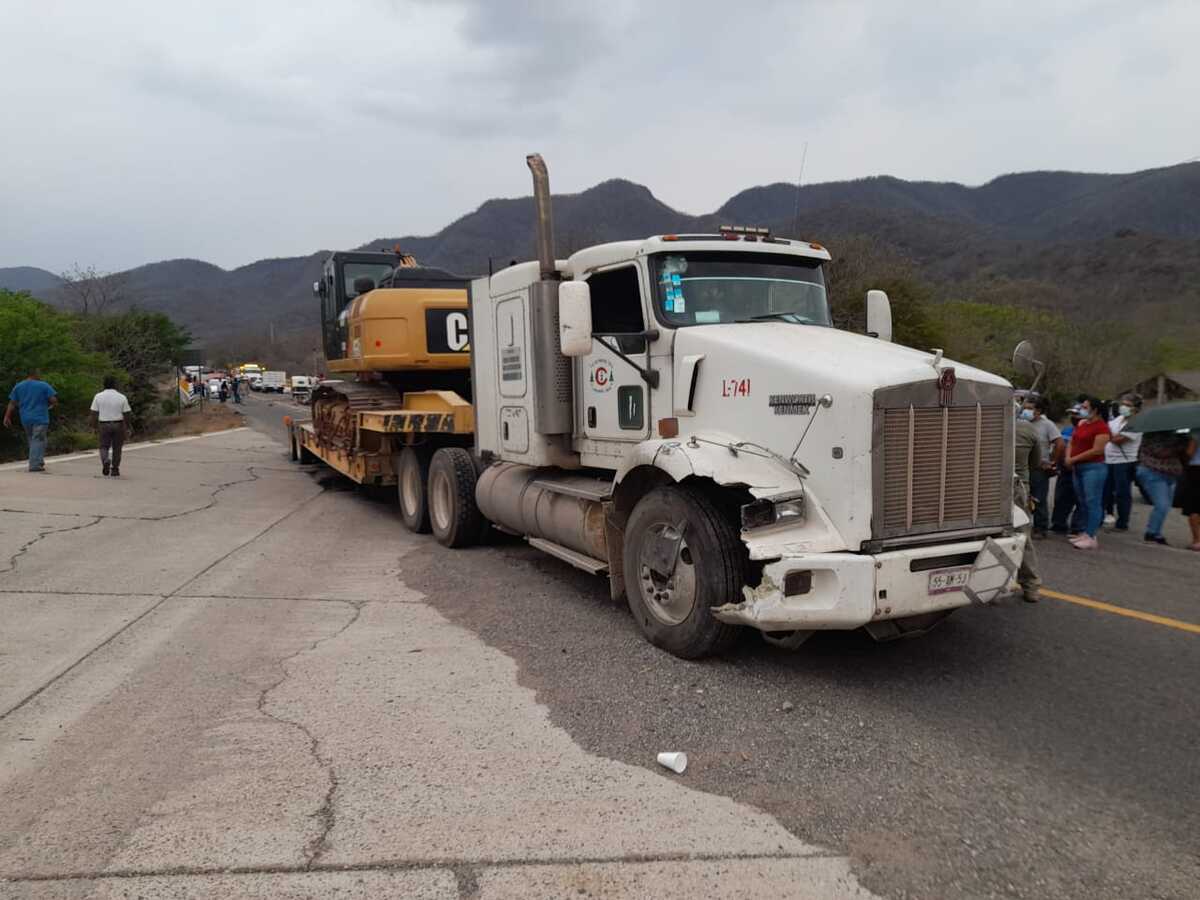 El tráiler remolcaba un vehículo pesado. (Óscar Rodríguez)