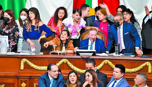 Diputados opositores en CdMx tomaron la tribuna. L. Lugo