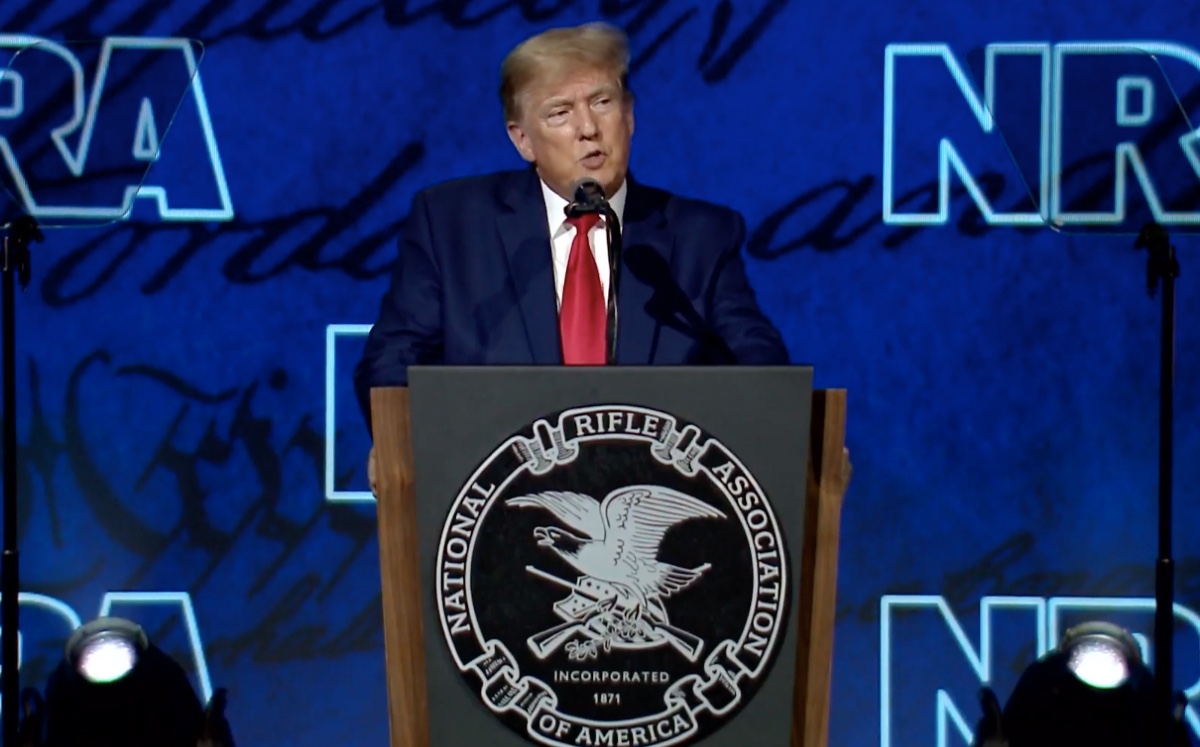 Donald Trump, ex presidente de EU, en convención de NRA. (Captura)