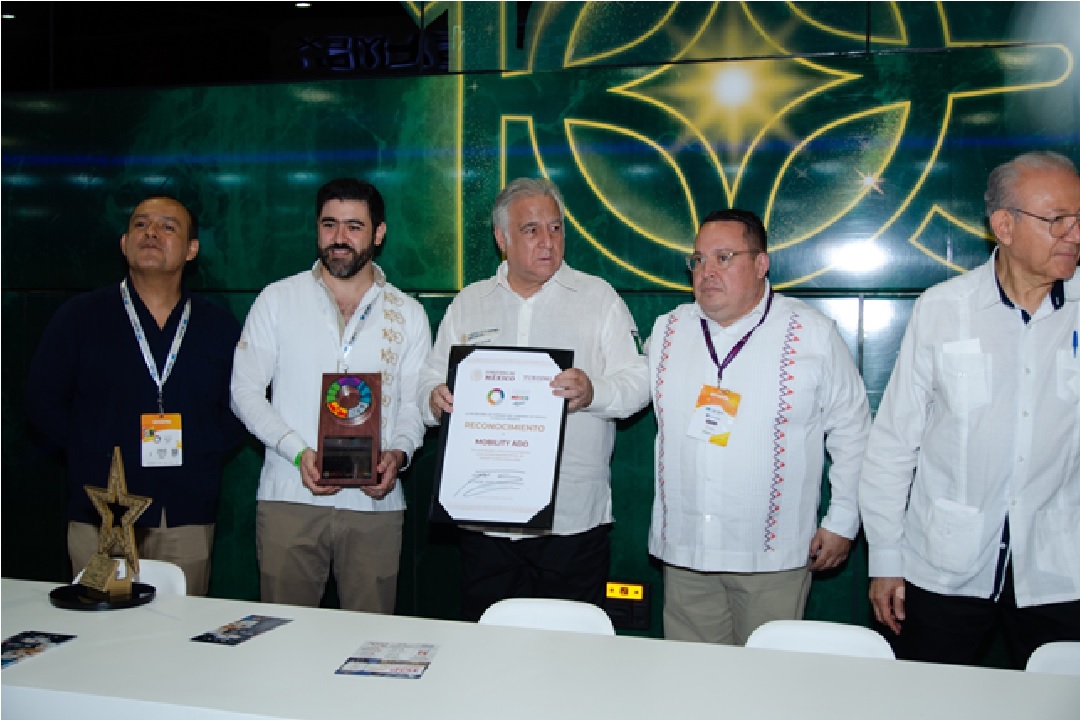 Miguel Torruco, secretario de Turismo de México, entregó un reconocimiento por los 100 años de promover la movilidad y el turismo. (Daniel Bonfilio)