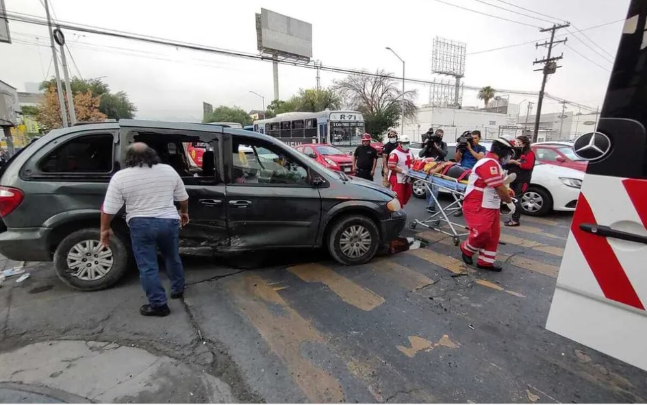 Mujer y sus 3 hijas resultan heridas tras choque en el centro de Monterrey. Foto: Agustín Martínez.