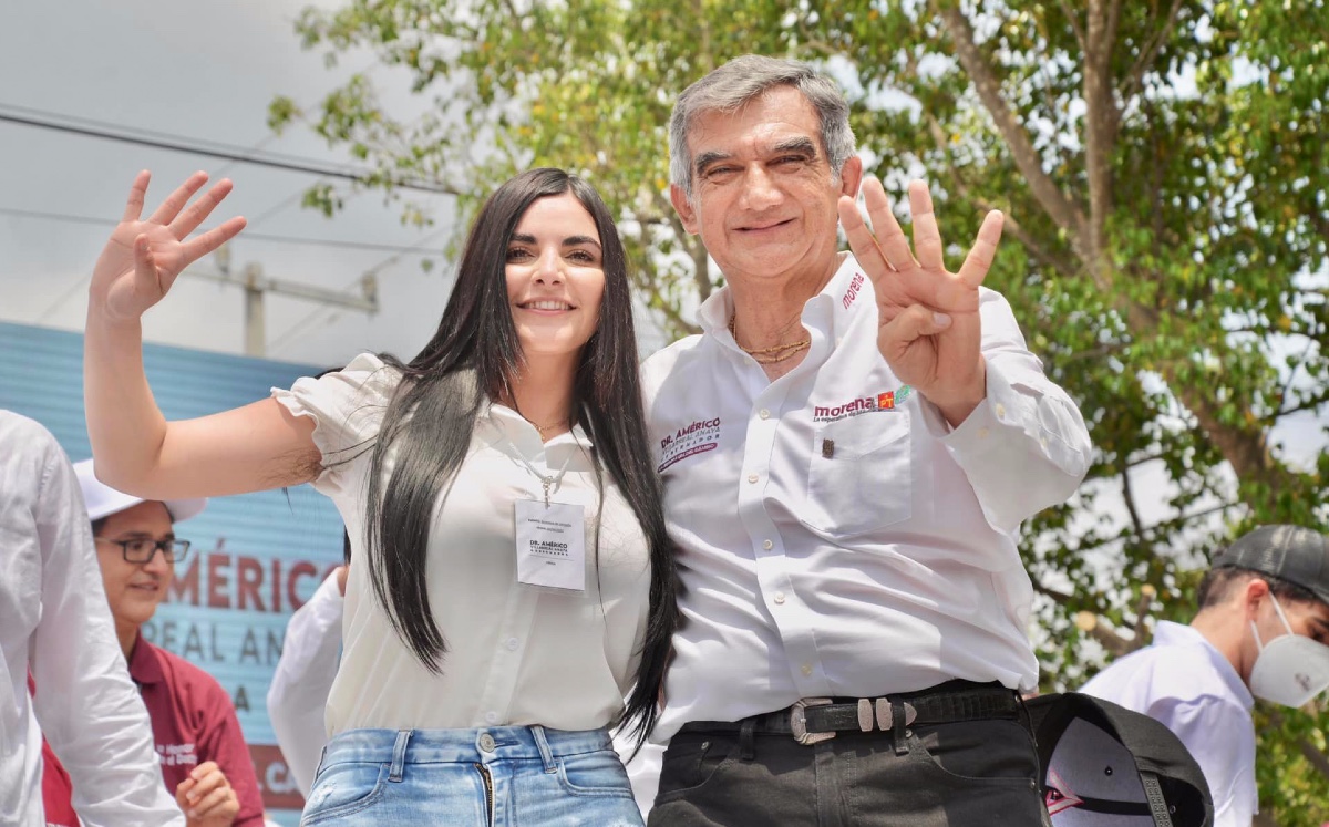 Nataly García, alcaldesa de Gustavo Díaz Ordaz, con Américo Villarreal. (Especial)