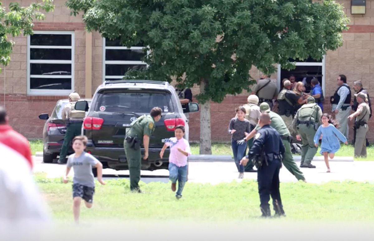 Los niños fueron captados huyendo por una ventana de la escuela primaria en Uvalde, Texas. (Reuters)