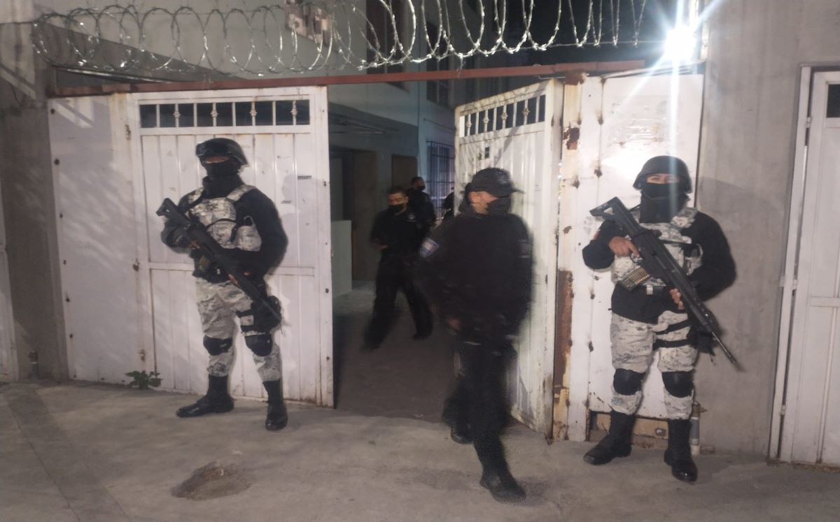 Dos personas detenidas y droga asegurada durante cateo