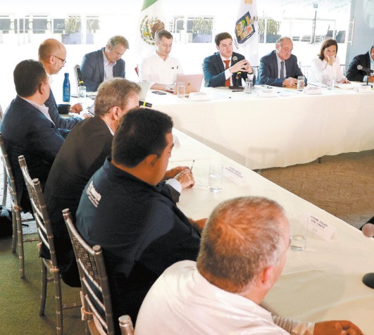 La reunión estuvo integrada por Samuel García y los alcaldes metropolitanos. Raúl Palacios