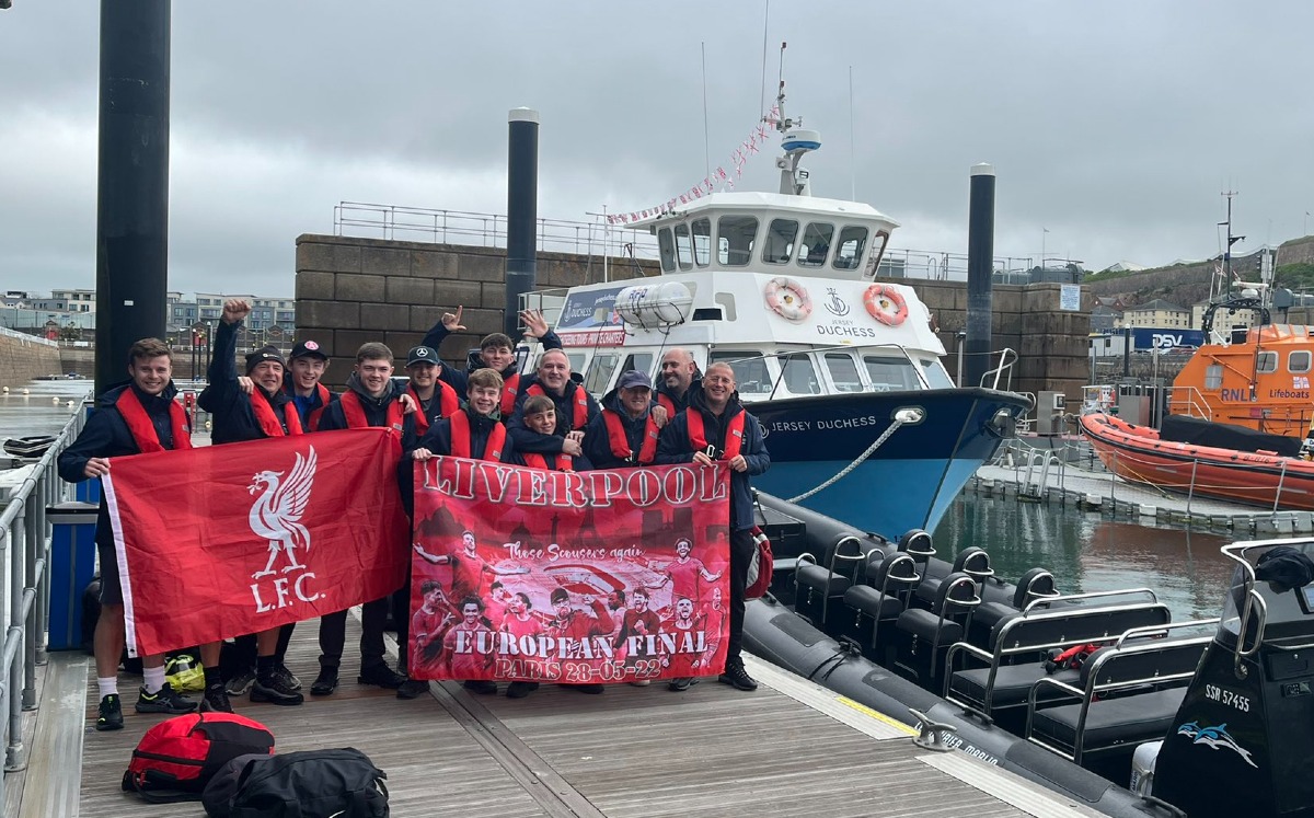 Aficionados de Liverpool viajan en lancha a la final de la Champions (Twitter @morefootie)