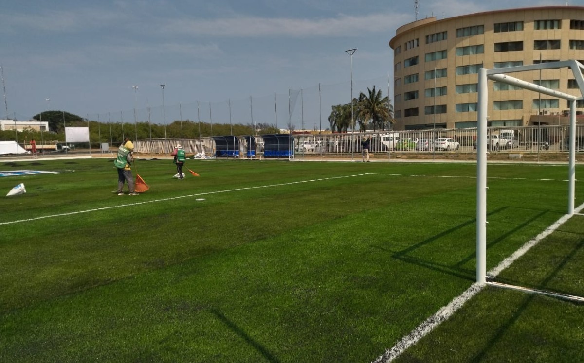 https://cdn.milenio.com/uploads/media/2022/05/28/construyen-campo-futbol-liga-empresarial-1.jpg