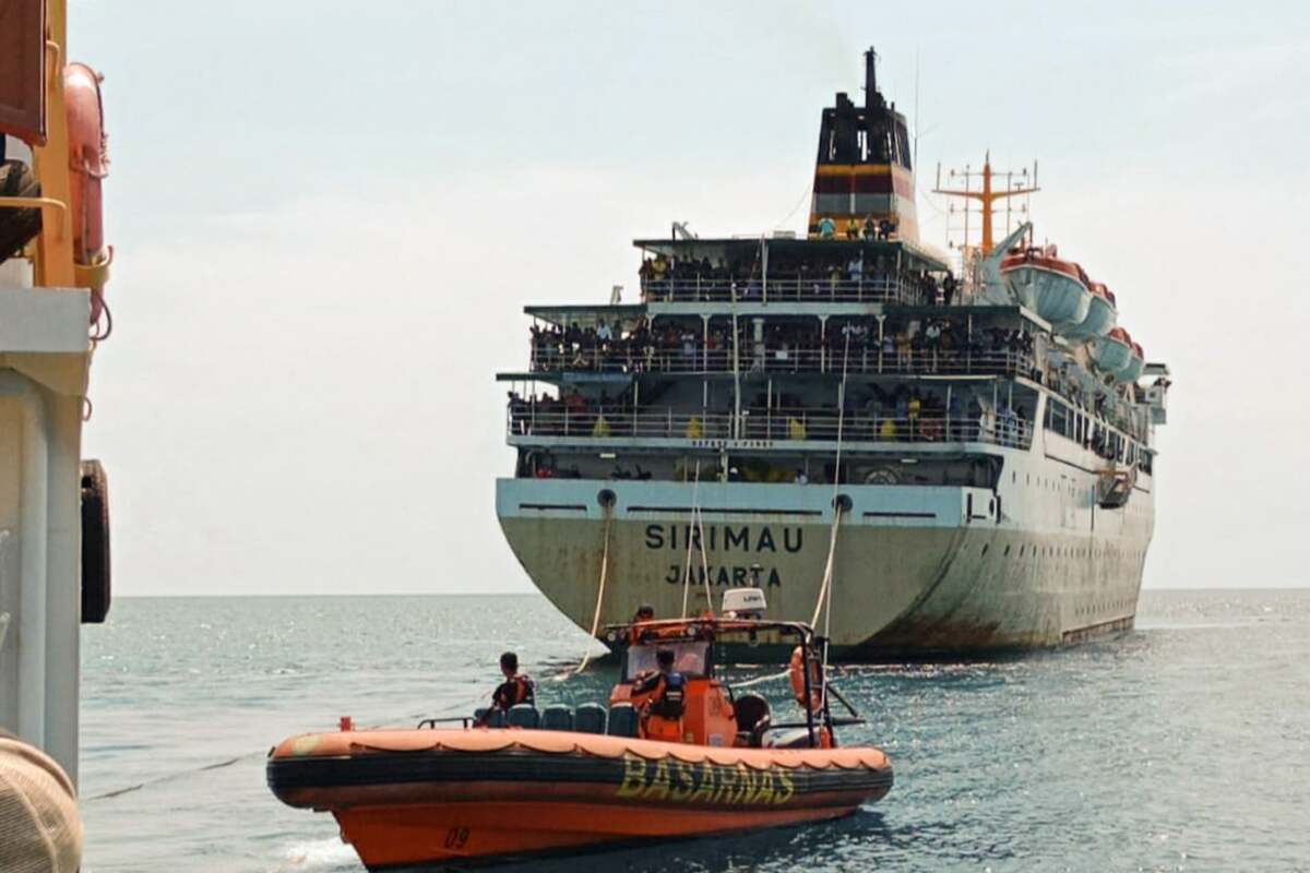 Un grupo de 40 rescatistas está en el mar buscando supervivientes. (AFP)