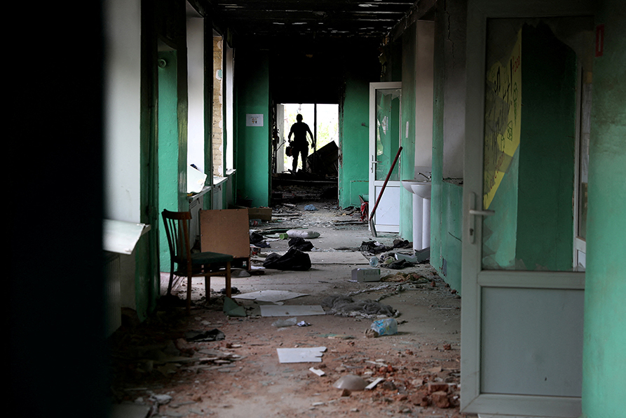 Un hombre camina dentro de una escuela destruida en Vilkhivka, mientras continúa el ataque de Rusia a Ucrania. |REUTERS/Ivan Alvarado