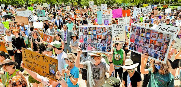 Manifestantes enfrentaron con fotos de las víctimas a los asistentes a la reunión de la NRA en Houston mientras el ex mandatario pedía un minuto de si