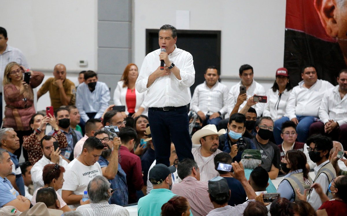 Ricardo Mejía Berdeja al reunirse con liderazgos y militantes de Morena en Coahuila. (Mauricio Román)