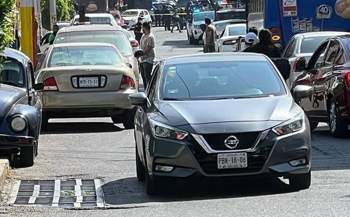 Un hombre en motocicleta disparó contra un auto.