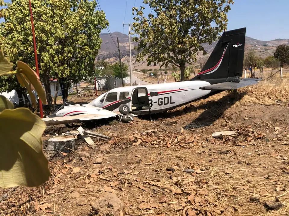 Una de las alas de la avioneta chocó con la cerca de una preparatoria. (Especial)