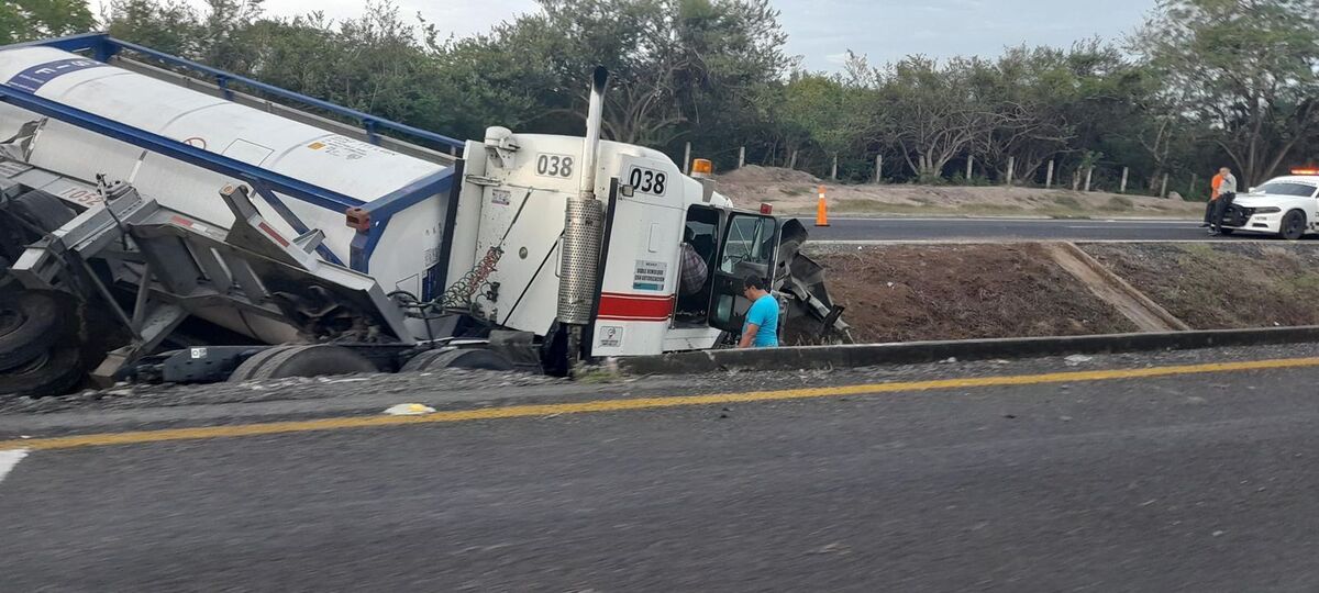 Accidente vial de tractocamión con doble remolque tipo pipa en Medellín de Bravo | especial