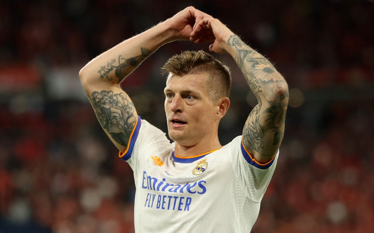 Toni Kroos empuja a Hazard por intentar darle champagne a su hijo (Reuters)