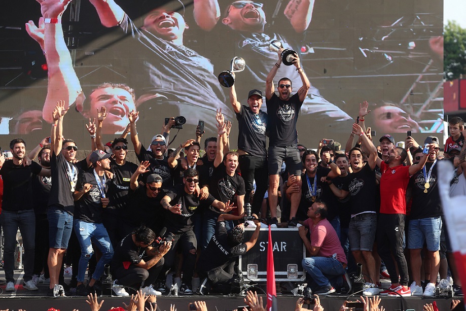 Atlas festejó su bicampeonato en la Glorieta de los Niños Héroes