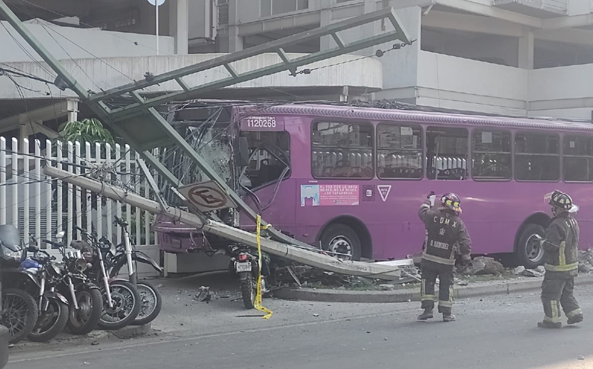 Choca camión de pasajeros en la Benito Juárez | César Velázquez