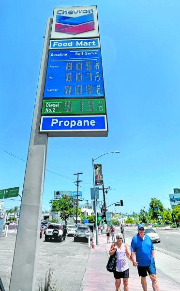 El galón supera los 8 dólares en una estación de Chevron en Los Ángeles. L. Nicholson/Reuters