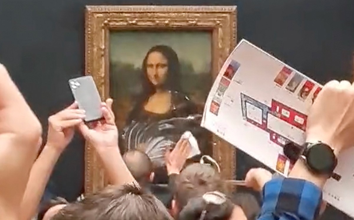Hombre disfrazado lanzó un pastel a la Mona Lisa (AP).
