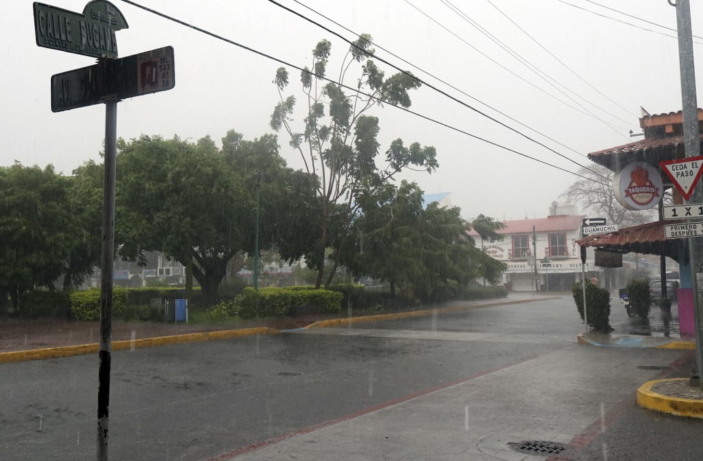 El huracán Agatha ha tocado tierra este martes en las costas de Oaxaca. (AFP)