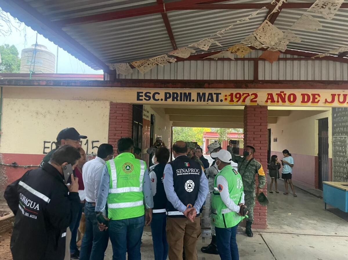 Instalación de refugios ante llegada de 'Agatha' a Oaxaca.