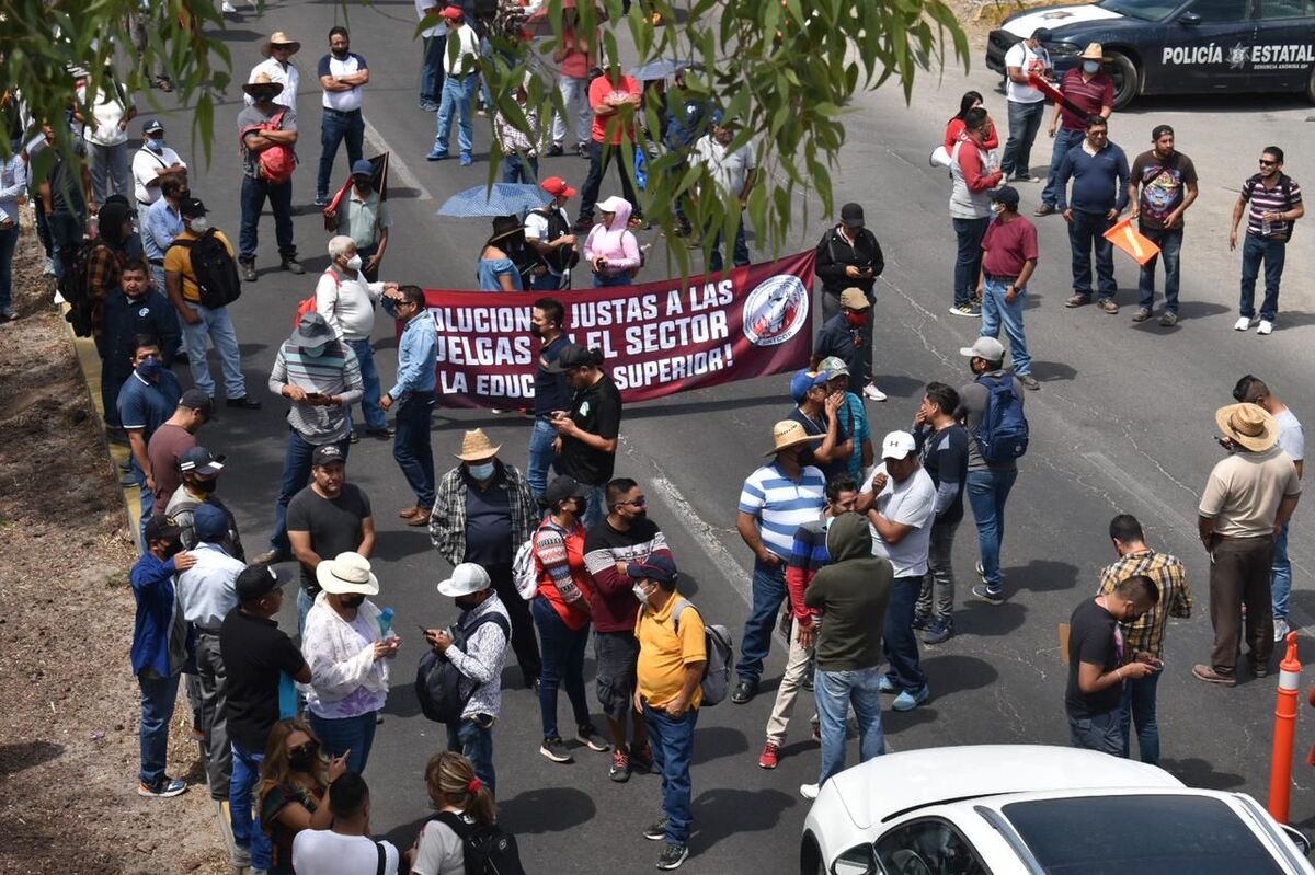Los inconformes se plantaron con pancartas.