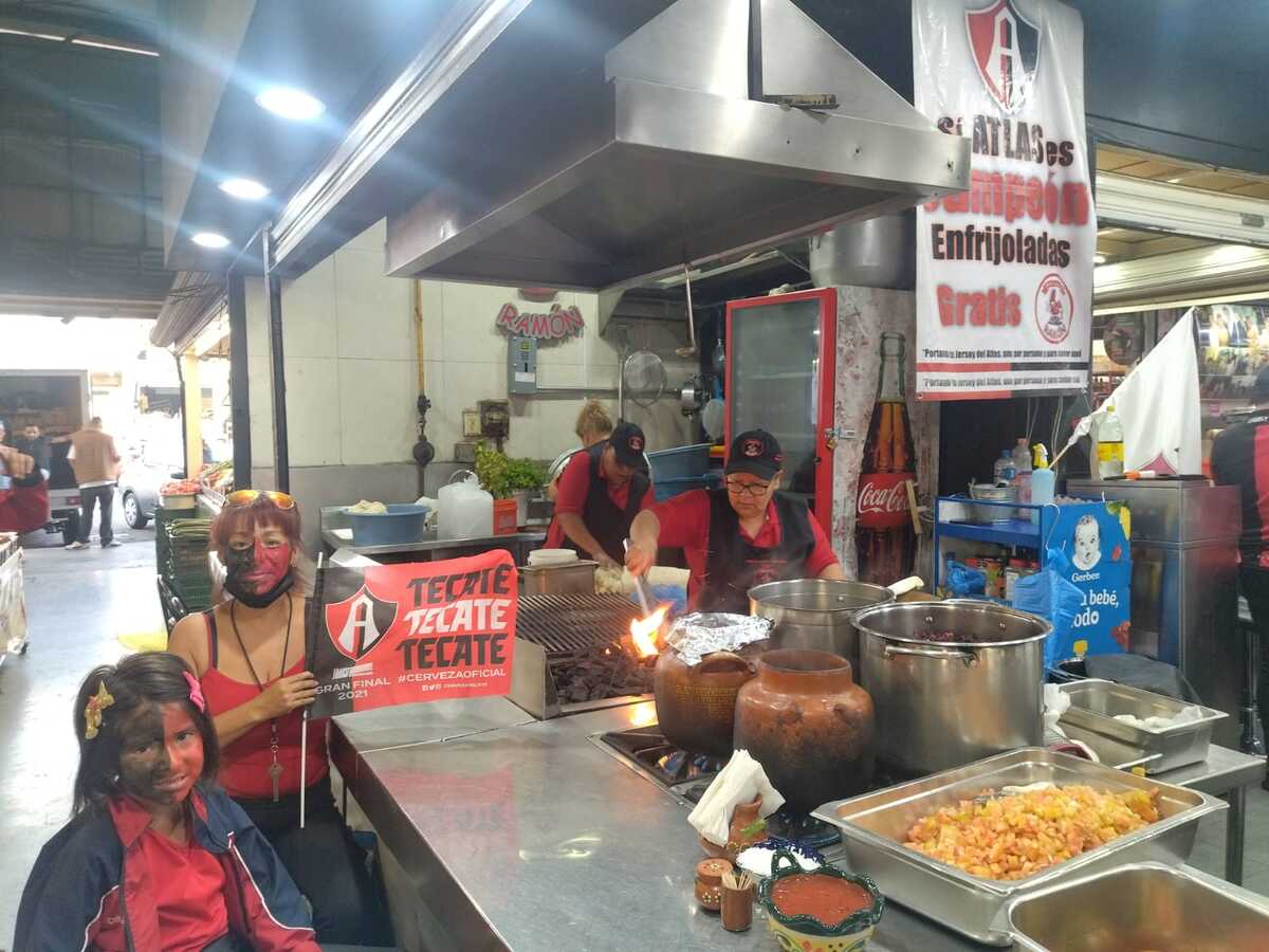 En esta ocasión la meta es regalar a los aficionados 400 enfrijoladas. (Diana Barajas)