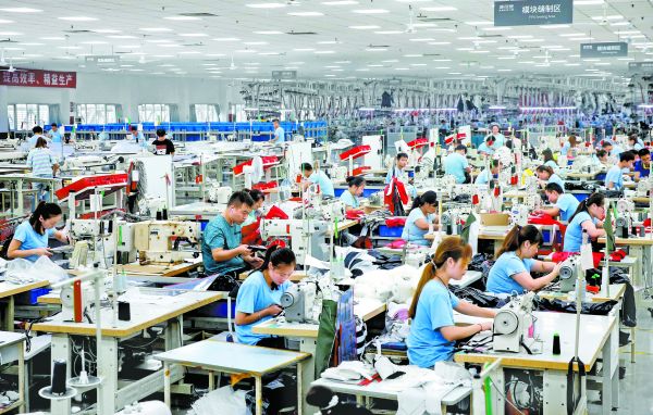 La producción de abrigos en una fábrica para la empresa de ropa china Bosideng en Nantong, China. AFP