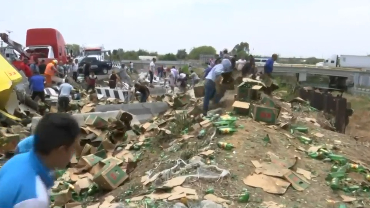 Tráiler vuelca y personas de Ecatepec se llevan la cerveza que transportaba