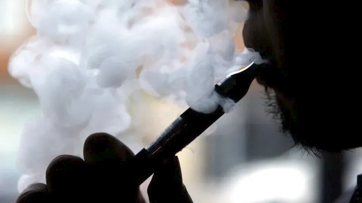 AMLO firma decreto que prohíbe circulación y venta de cigarros electrónicos y vapeadores