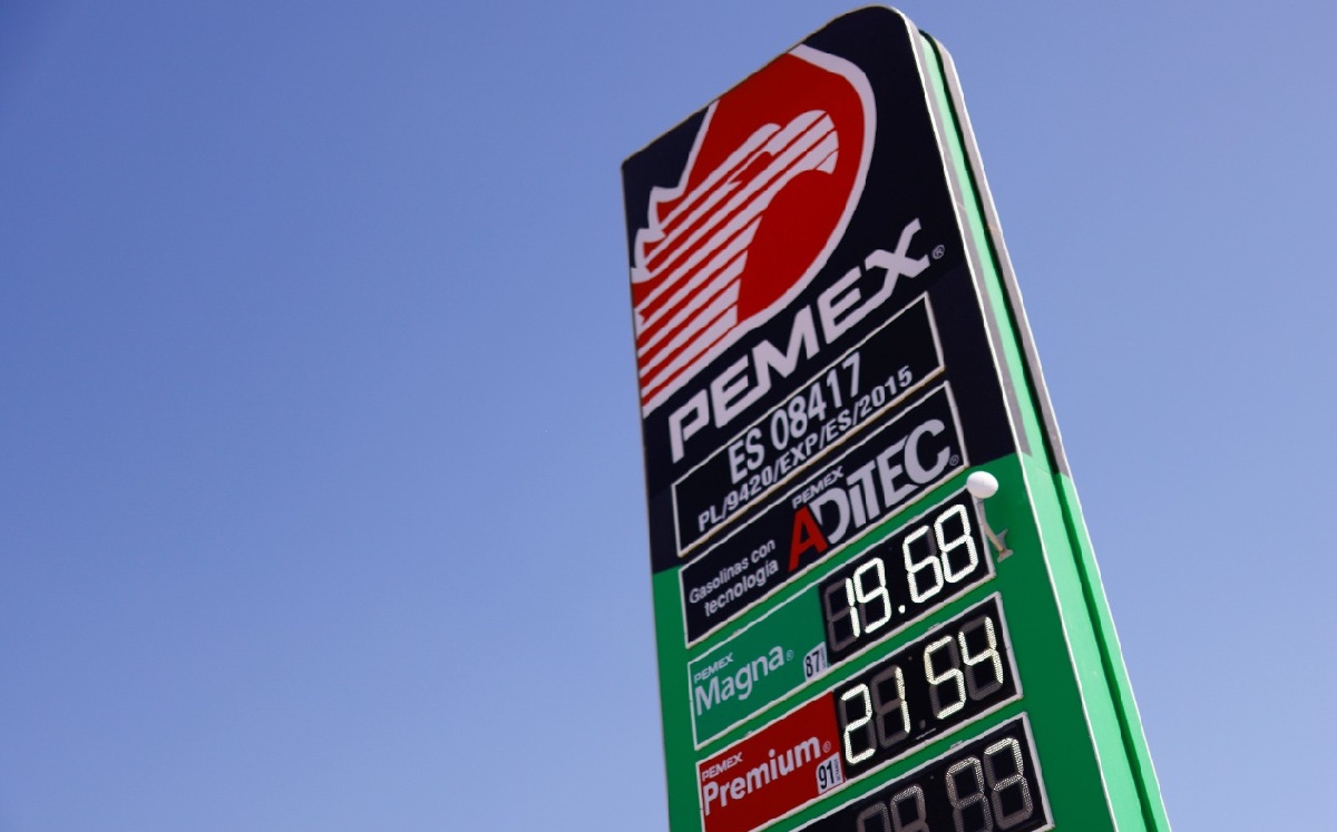 Cartel de Pemex muestra precios de la gasolina en una estación de servicio en Ciudad Juárez. Abril, 2022. Foto: (Reuters)