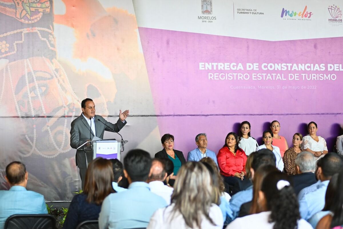 Cuauhtémoc Blanco Bravo entrega constancias del Registro Estatal de Turismo | Especial