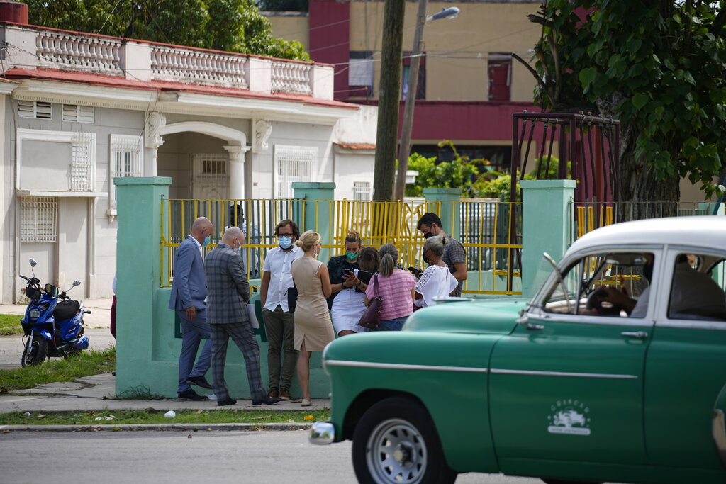 Diplomáticos de varios países esperan fuera del edificio del tribunal donde se lleva a cabo un juicio contra los artistas cubanos. (AP)