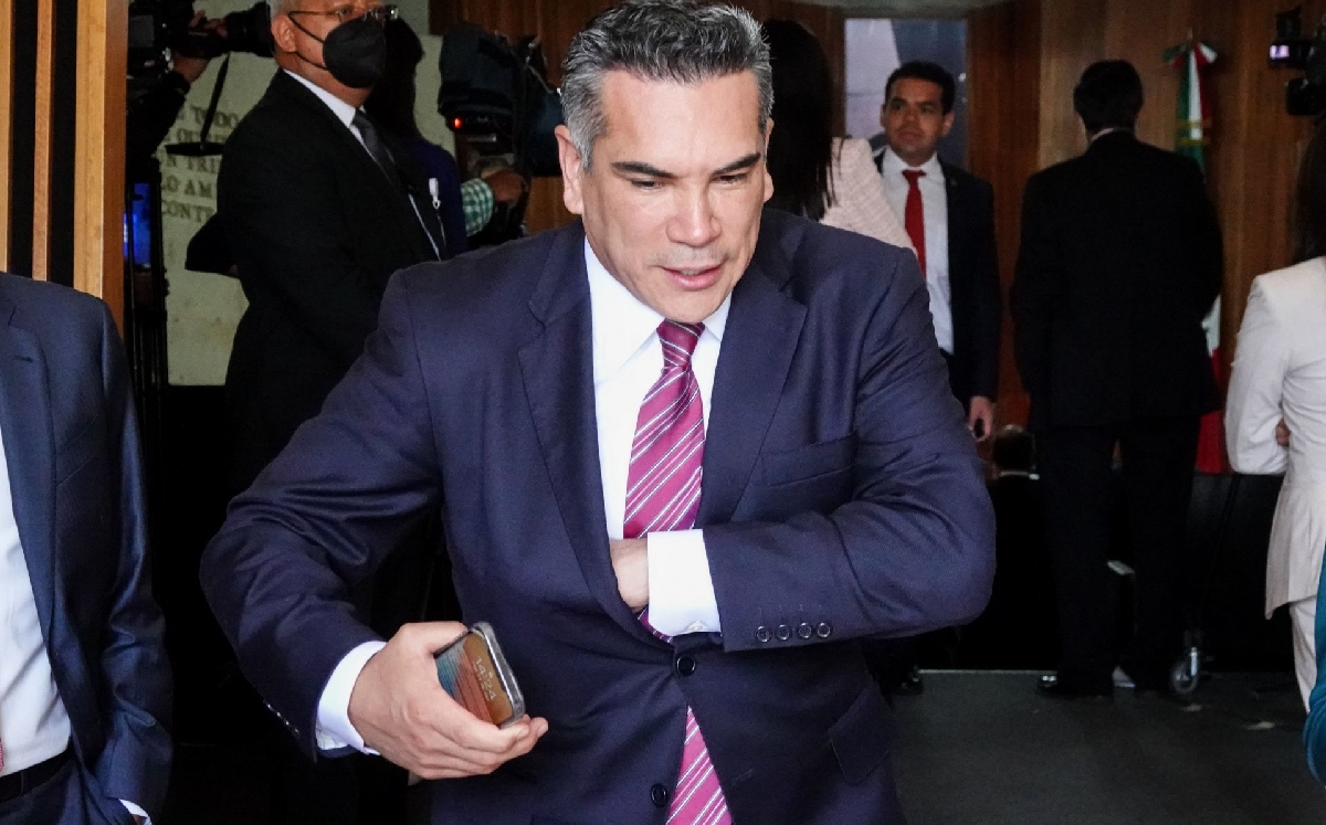 El dirigente nacional del PRI, Alejandro Moreno, saliendo de una sesión en el Congreso. | Cuartoscuro