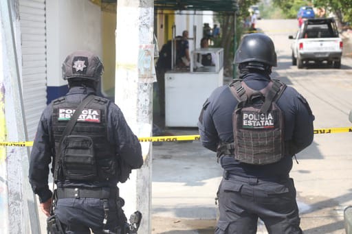 Elementos de seguridad llegando al lugar | especial