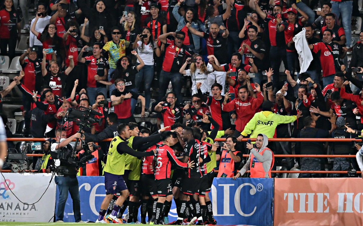 La fiesta rojinegra en el estadio Hidalgo (Imago7)