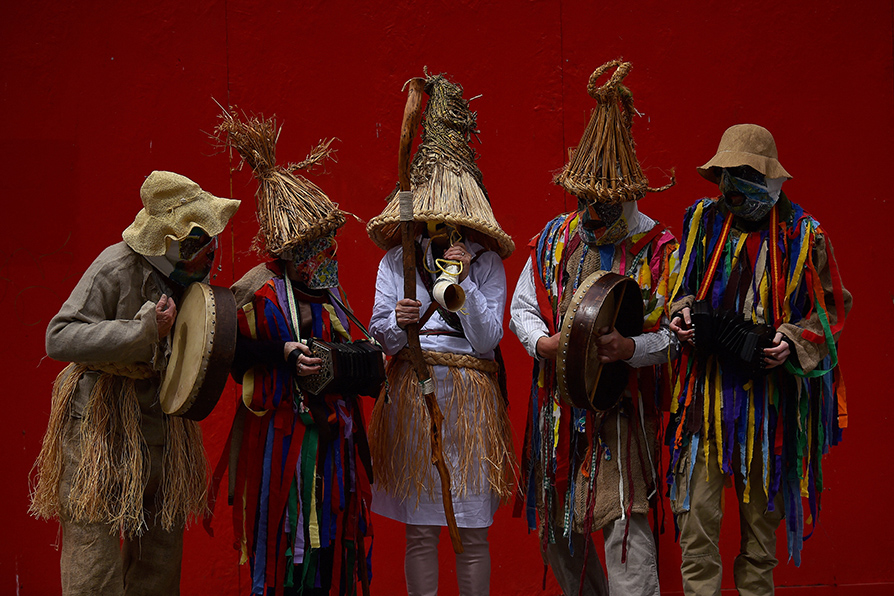 Mummers actúan en Smithfield Square Kilcoyne, Irlanda, el 31 de mayo de 2022. | Reuters