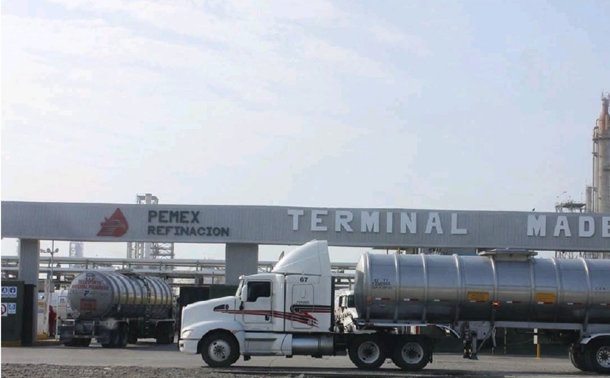 Registran largas filas para cargar combustible en refinería Madero