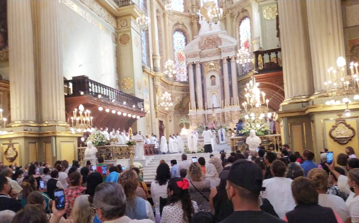 Acuden fieles a la catedral de León para festejar a la Virgen patrona.-
