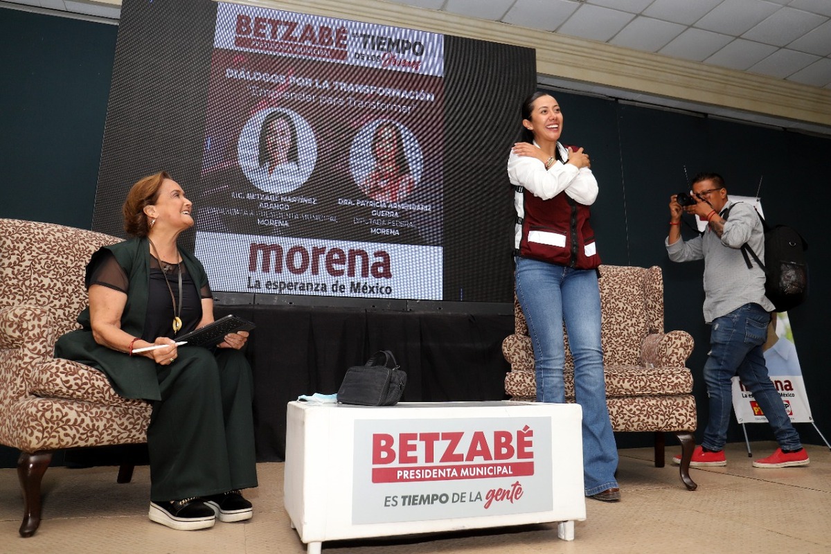 Betzabé Martínez invita a Patricia Armendariz a charla sobre emprendedurismo | Rolando Riestra