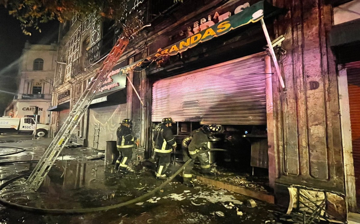 Bomberos de la ciudad, lograron contener el incendio. | César Velázquez