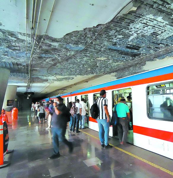 Según el director de Metrorrey Roberto Vargas, no existe ningún riego para los usuarios porque el techo “esté feo”. Leonel Rocha