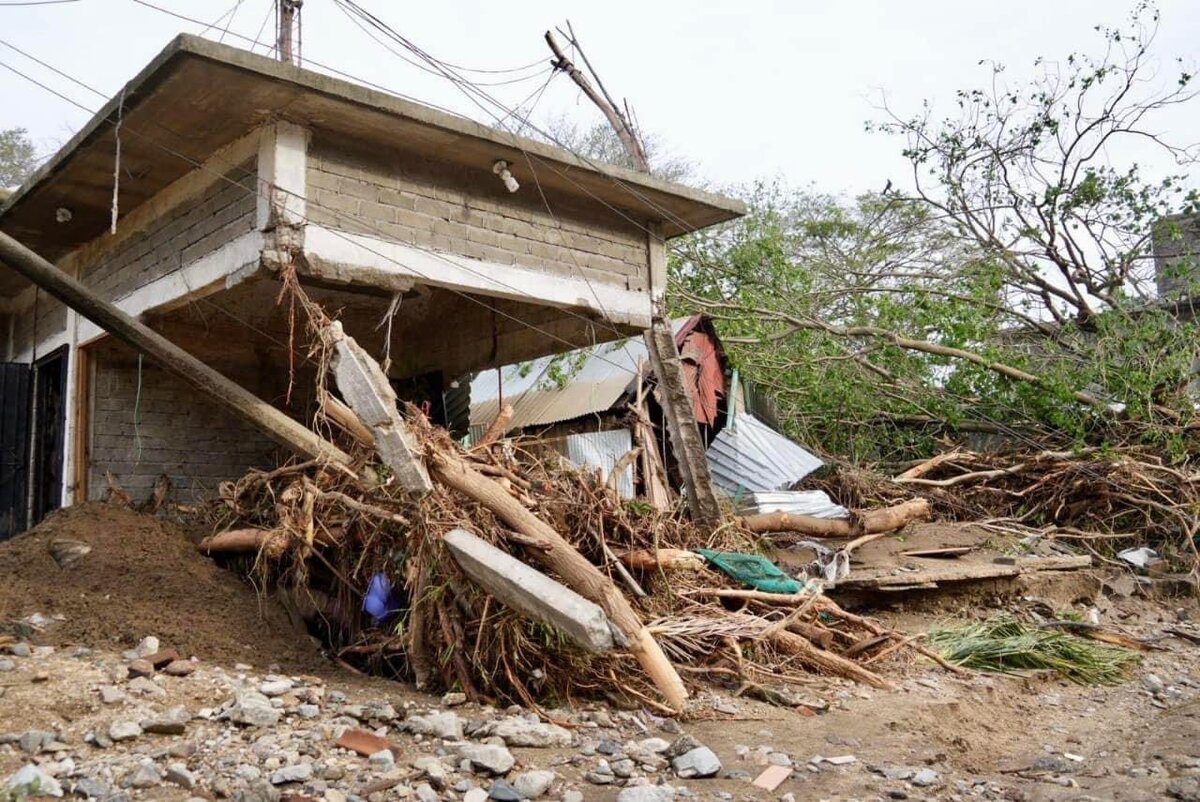 Las lluvias y fuertes vientos duraron alrededor de seis horas en San Pedro Pochutla. | @saymipinedav